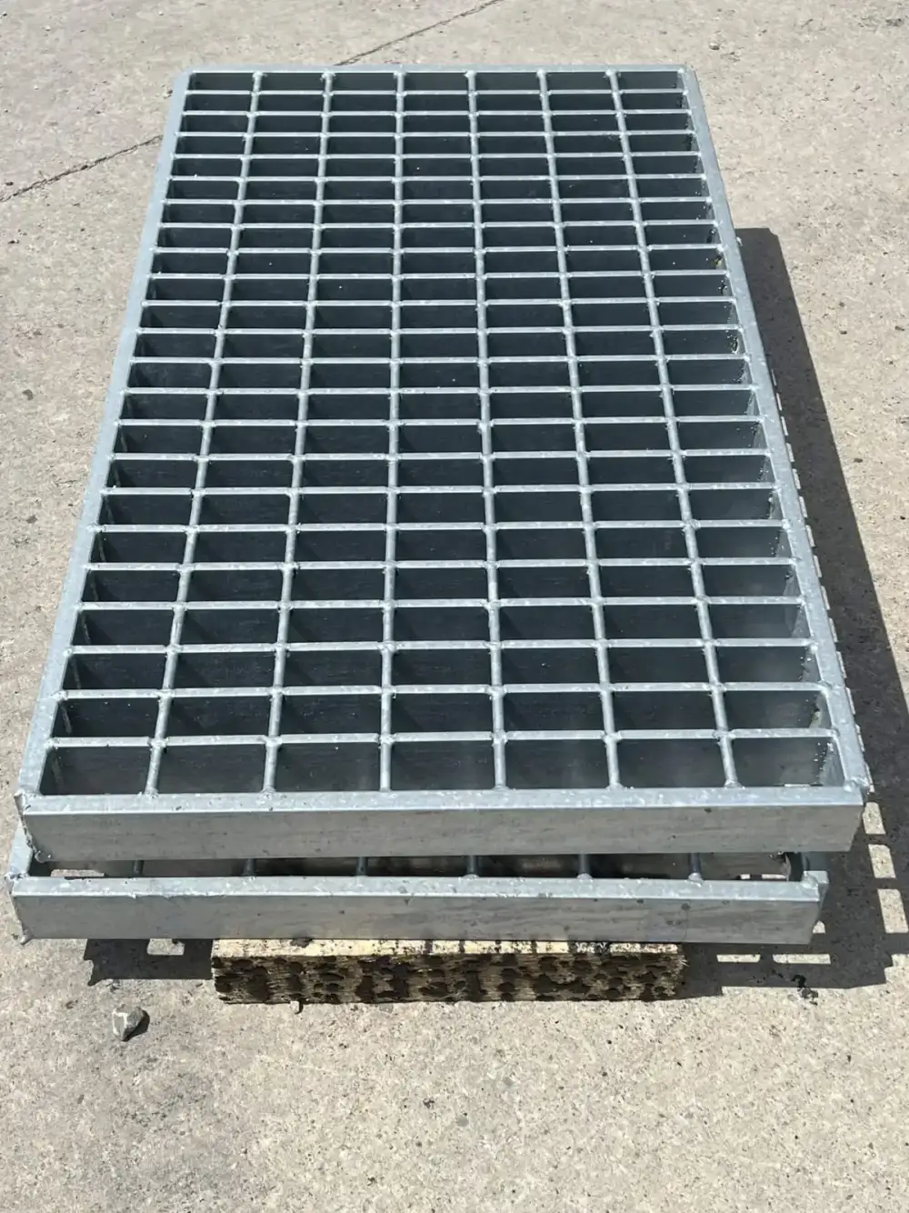 Steel bar grating — Close-up of pressure locking machine head with bars