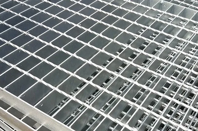 Grating service platform with rails on rooftop around equipment