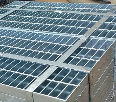 Grating panel edge with welded end band detail